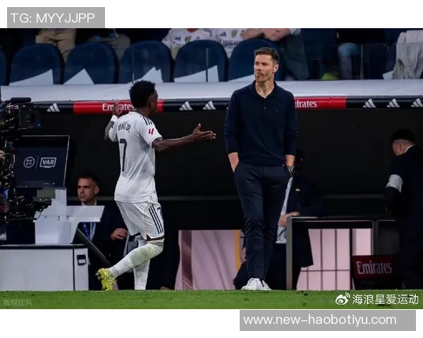 维尼修斯与阿隆索亲密互动缓解皇马更衣室紧张气氛