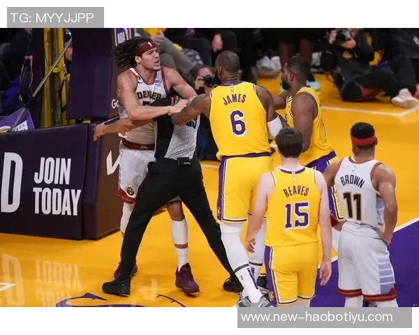 詹姆斯谈园区生活：团结一致的我们更有决心争夺总冠军